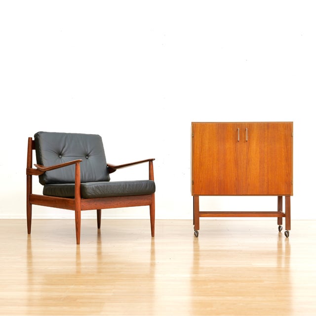 Meredew 1960s Mid Century Teak Vinyl Record Cabinet by Meredew, Attributed For Sale - Image 4 of 10