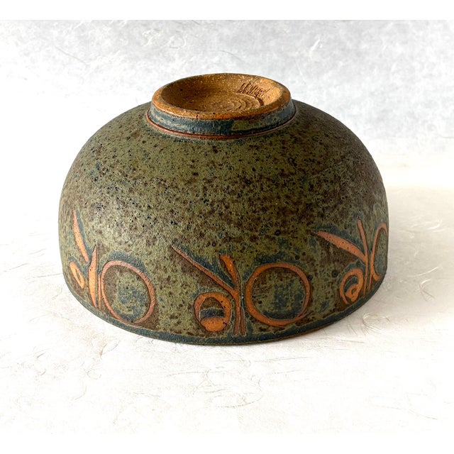 A Beautiful Hand-Made Stoneware Art Pottery Bowl by Gerry Williams For Sale - Image 9 of 11