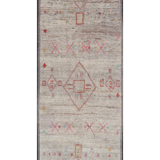 Modern Hand-Knotted Runner in Wool With Sub-Geometric Design in Multicolor 2'9 X 9'7 For Sale - Image 9 of 11