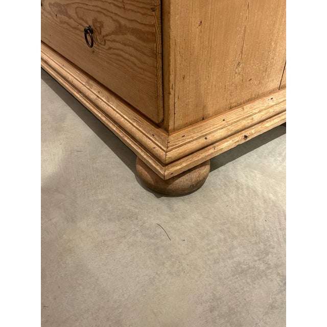 19th Century English Natural Pine Chest of Drawers For Sale In Philadelphia - Image 6 of 17