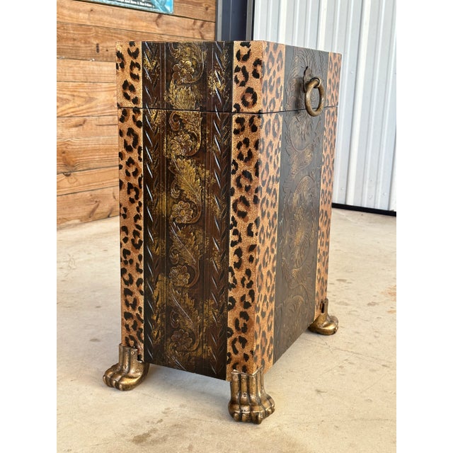 Unique cheetah print with gilt embossed details, metal claw feet and lift top trunk for a safari regency style. Easy lift...