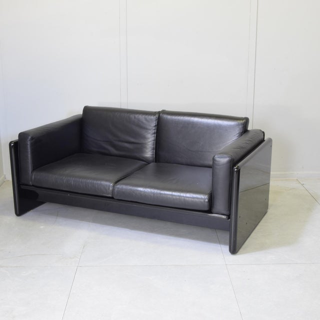 Black Lacquered Wood and Leather Two-Seater Sofa by Kazuhide Takahama for Gavina, 1970s For Sale - Image 6 of 11