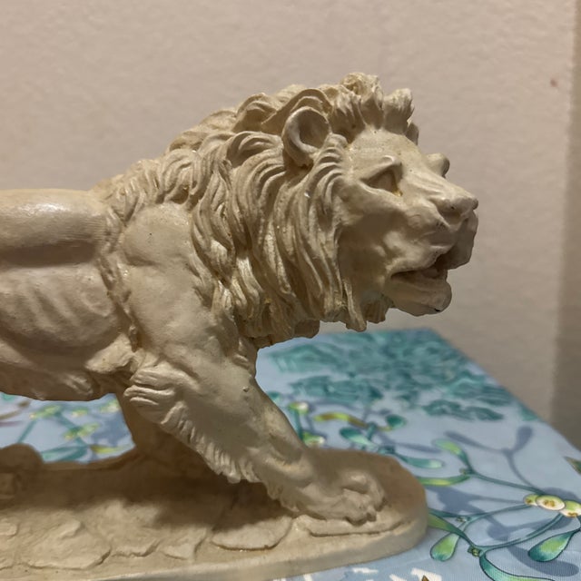 Mid-Century Grand Tour Style White Composite Striding Lion Sculpture, After Antoine-Louis Barye For Sale - Image 4 of 10