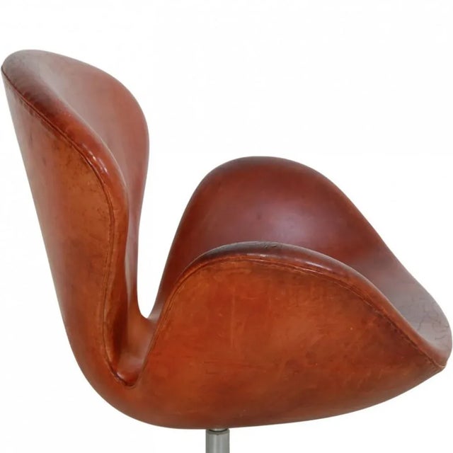 Vintage Swan Chair in Patinated Cognac Leather by Arne Jacobsen, 1980s For Sale - Image 11 of 18