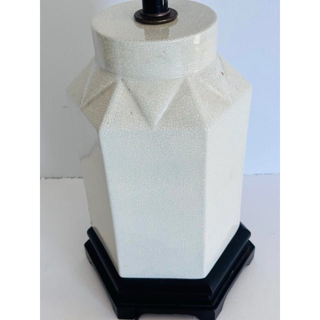 Vintage 1950s White Crackle & Blue Floral Chinoiserie Table Lamp For Sale In Boston - Image 6 of 9