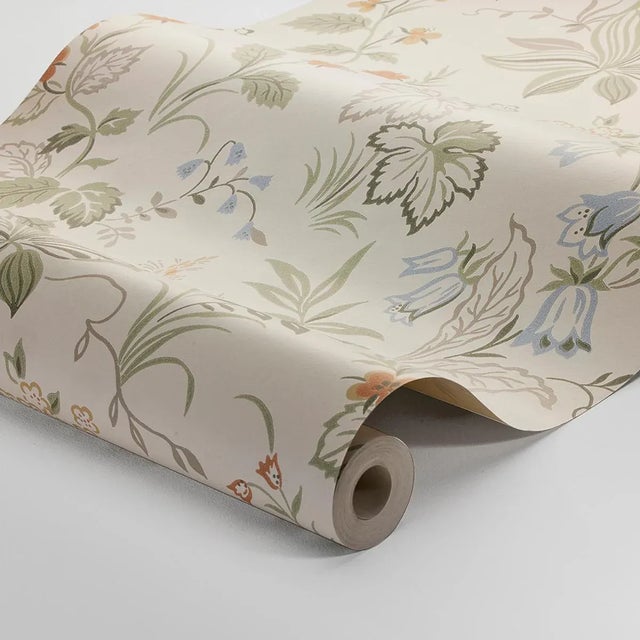 Featuring dainty forget-me-nots and beautiful bell-shaped blooms interspersed with lush variegated leaves of different...