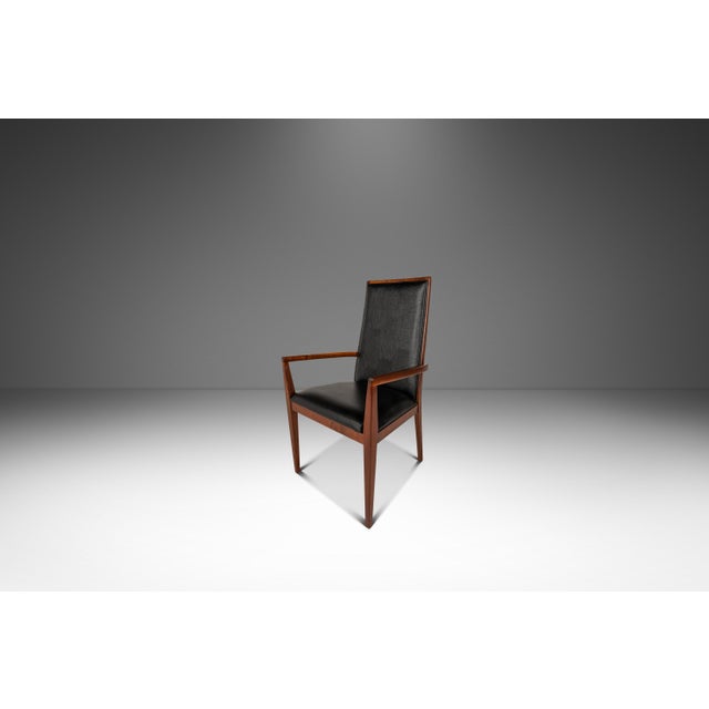 This elegant set of mid-century modern high-back dining chairs by Milo Baughman for Dillingham exemplifies the clean...