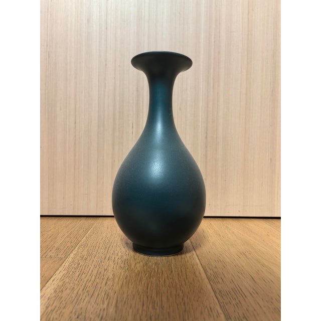 Ceramic Chinese Ceramic Vase Qing Dynasty Qianlong Marked Peacock Green Glaze Porcelain Yuhuchun Vase For Sale - Image 7 of 18