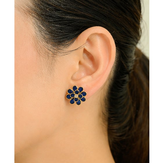 Delicately crafted in luxurious 18K yellow gold, these floral stud earrings are a celebration of timeless elegance and...