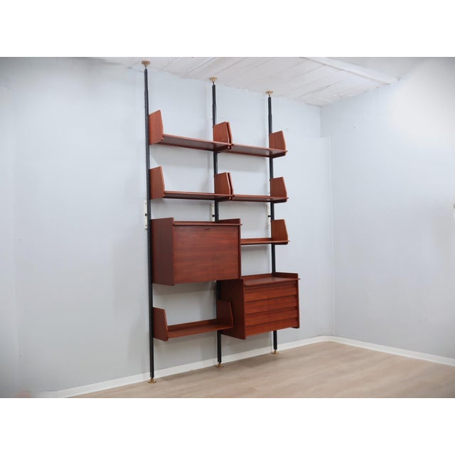 This mid-century modular wall unit from the 1950s is a refined example of italian craftsmanship and functional design. The...
