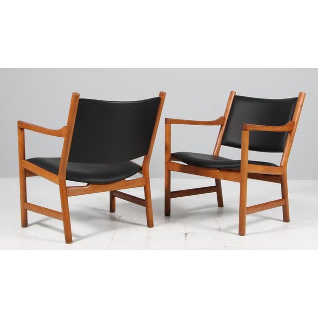 Wood Model CH52 Lounge Chairs in Oak and Black Leather attributed to Hans J Wegner for Carl Hansen & Søn, 1970s, Set of 2 For Sale - Image 7 of 8