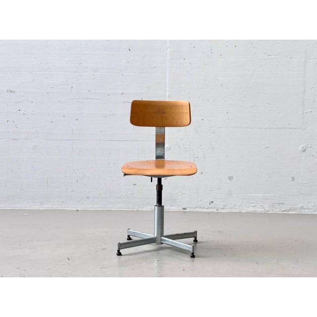 Expressive original vintage work and workshop chairs from 1964. The combination of warm, molded wood and the technically...