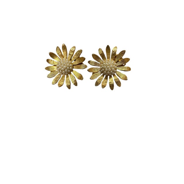 Gold Les Bernard Signed Earrings Floral Gold Tone Faux Pearl Clip On For Sale - Image 8 of 9