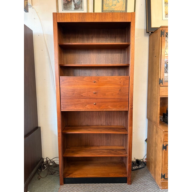 Design Plus Gallery presents an American Walnut Bookshelf from Glenn of California. Glenn was a prominent mid-century...