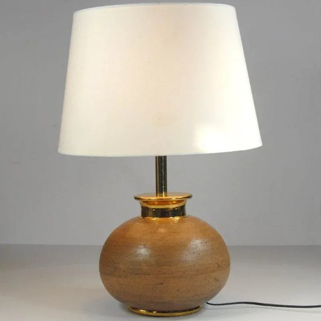 Rather modern lampshade, visible up close discoloration and dirt. Height: 65 cm. Ceramic base height: 27 cm. Maximum...