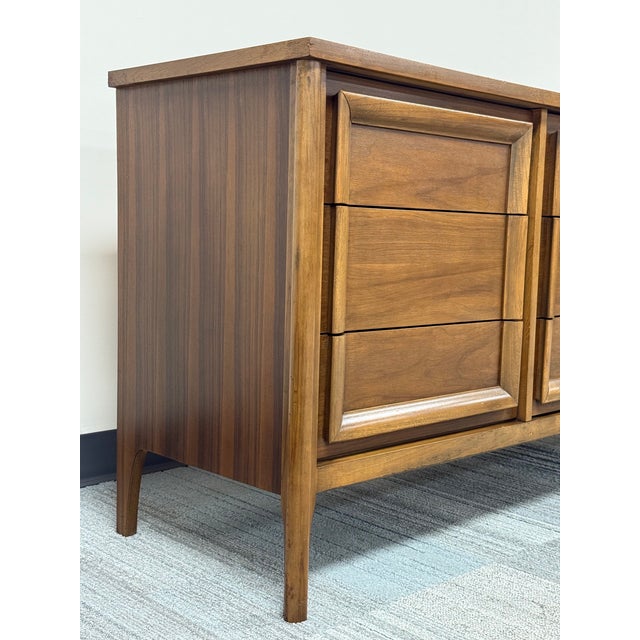 1960s Mid-Century Modern 9-Drawer Walnut Dresser For Sale - Image 5 of 11