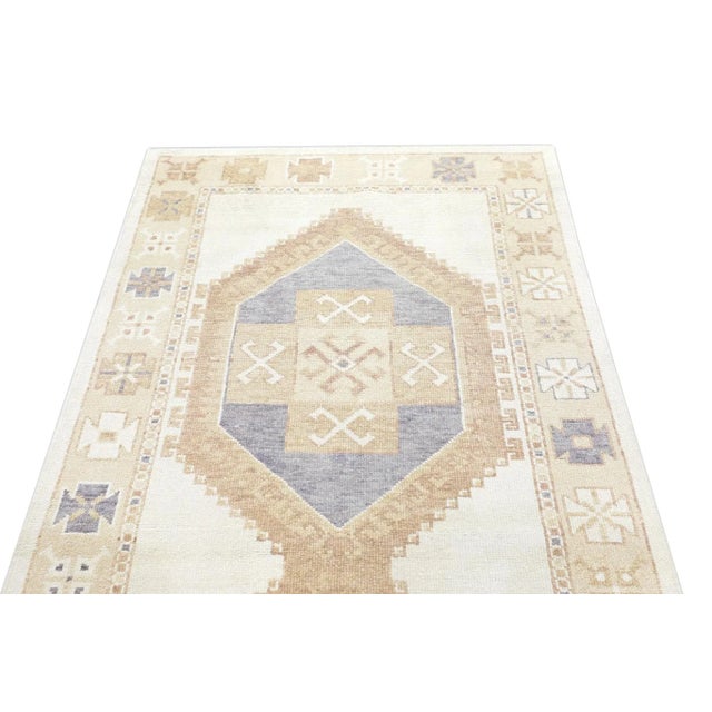 This modern Turkish Oushak rug is a stunning piece of art that has been handwoven using traditional techniques by skilled...