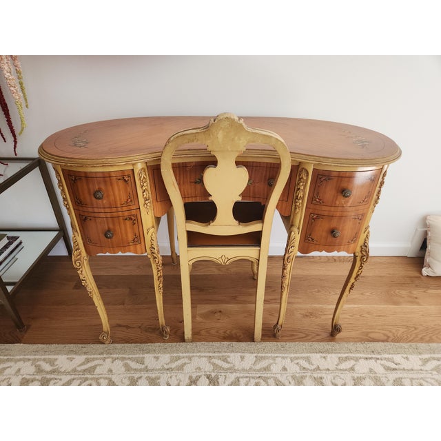 French Vintage French Louis XV–Style Kidney-Shaped Desk / Vanity With Chair For Sale - Image 3 of 15