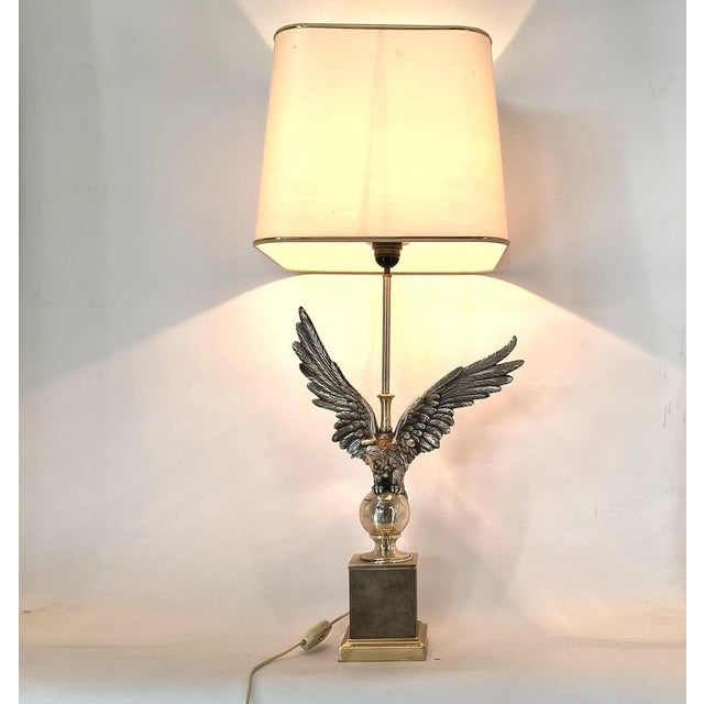 Pair of stately nikkel plated eagle sulpture table lamps. Beautiful - eye catching table lamps with finely detailed eagles...