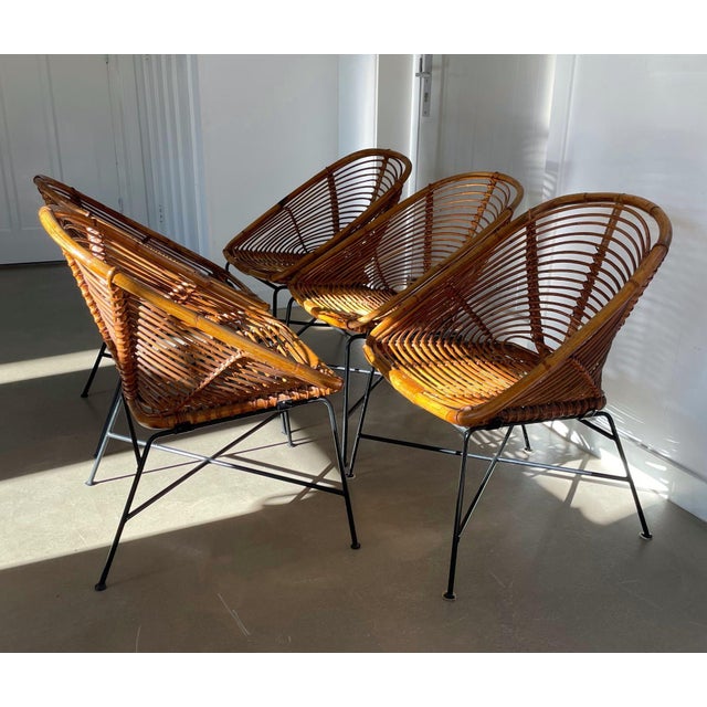 Beautiful set available of 5 midcentury rattan lounge chairs. A nice slim black lackered base with nice round feet ends...