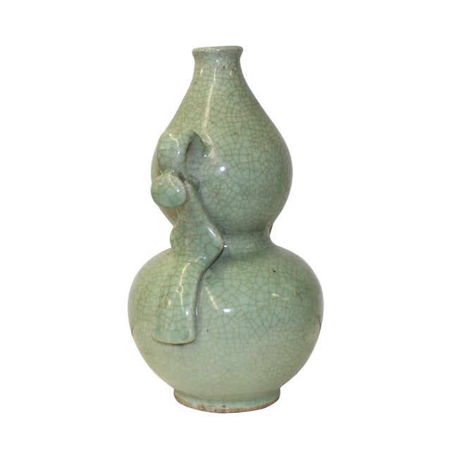 This elegant double-gourd vase (hulu) showcases a classic silhouette characterized by its dual-bulb form and cinched...