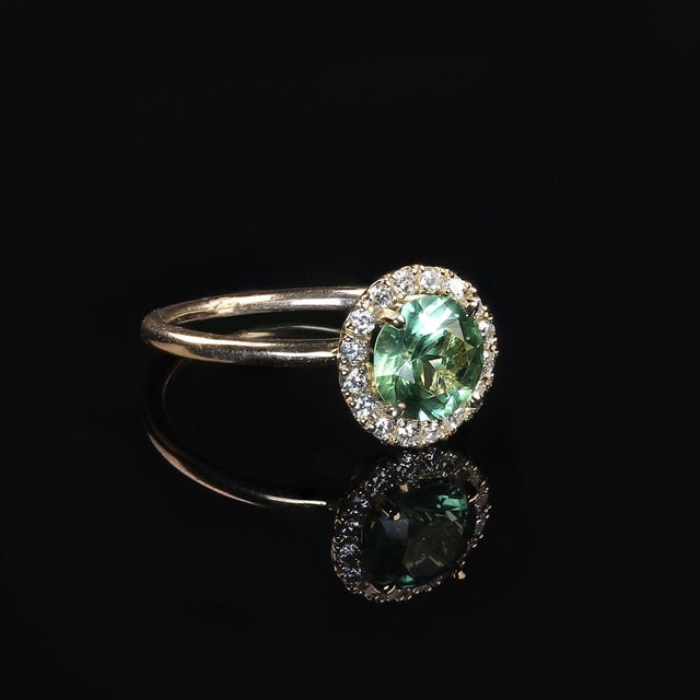 Traditional Distinctive Ring of Round Green Tourmaline in Diamond Halo 14k Yellow Gold Size 7 For Sale - Image 3 of 6