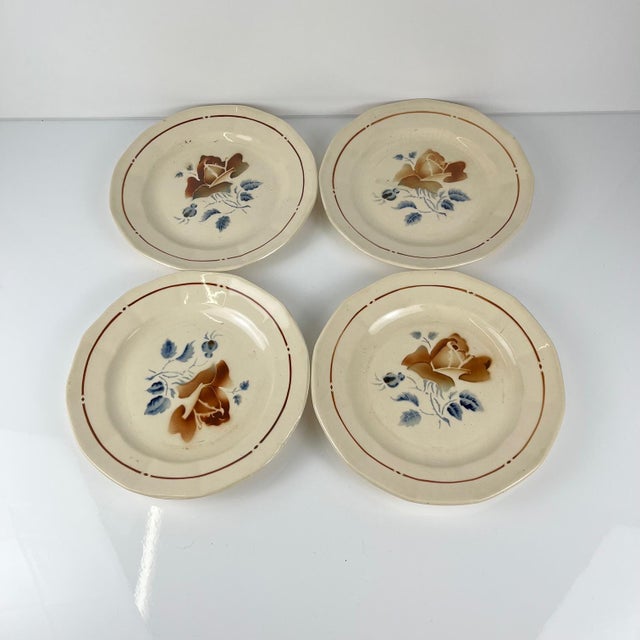 Set of 4 Sarreguemines dinner plates with a floral motif, first half of the 20th century Cream and beige tones Dimensions:...