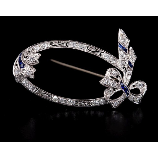 1940s Art Deco Sapphire Diamond Platinum Hand Engraved Millgrain Bow 1.30 Inch Brooch For Sale - Image 4 of 6