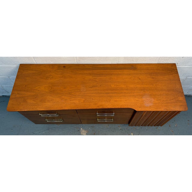 Wood Mid 20th Century Modern Walnut Lowboy Dresser by Young Mfg., Attributed For Sale - Image 7 of 16