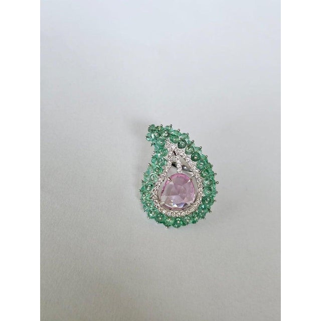 Set in 18k White Gold, Emeralds, Ceylon Pink Sapphire & Diamonds Cocktail Ring, Us 6.5 For Sale - Image 6 of 11