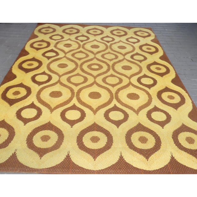 Impressive piece! Great large rug with a period-typical brown/yellow pattern. Panton Era Flatweave, polyamide - durable,...