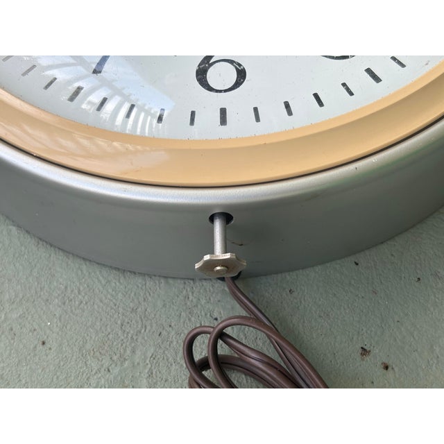 1970s Vintage Edwards Industrial Electric Wall Clock With Aluminum Case – Mid-Century Modern For Sale - Image 5 of 6