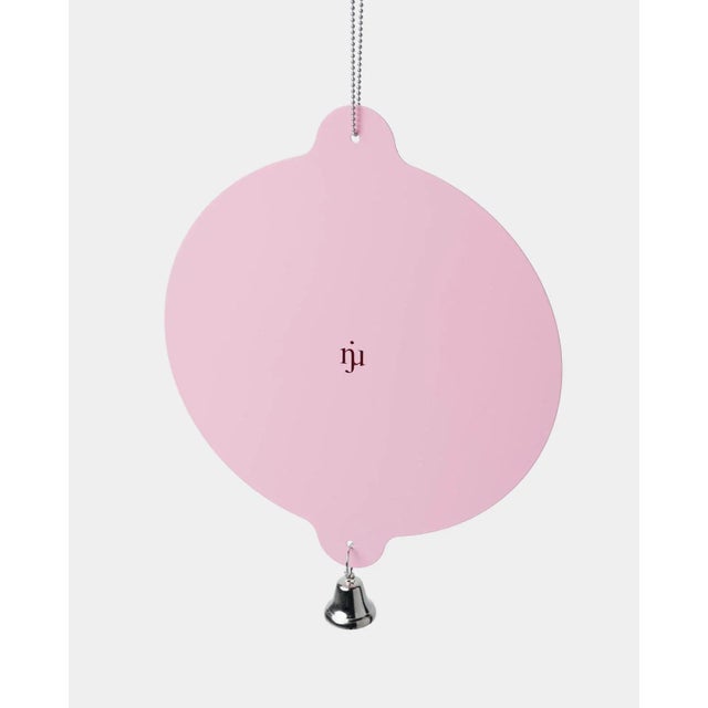 Twitter! Tweet! With a wink Spiegel Hansi quotes the famous budgie accessory. The graphic mirror can be mounted freely...