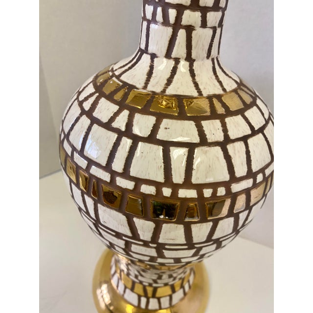 1960s 1960s Hollywood Regency Pottery Cream and Gold Glazed Tile Lamp For Sale - Image 5 of 9