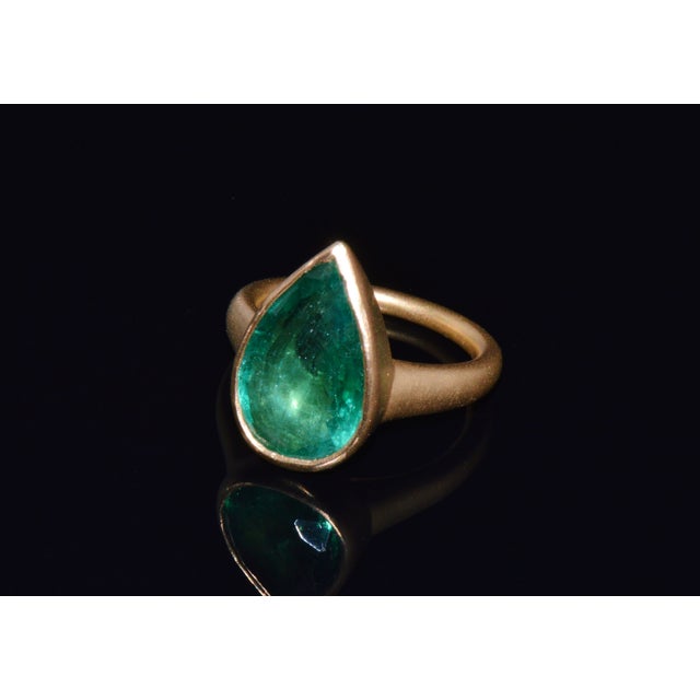 Contemporary Gia Certified 5.25ct Natural Emerald Sculptural Bezel Solid 18k Gold Ring, Size 5.25 For Sale - Image 3 of 16