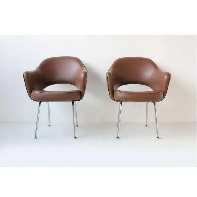 The Saarinen Executive arm chair with tubular legs is perhaps the most versatile dining chair known from the Mid-Century...