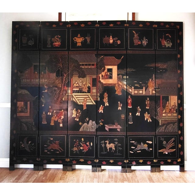 This beautiful coromandel screen depicts the traditional Chinese imperial court scene with scholars and ministers in the...