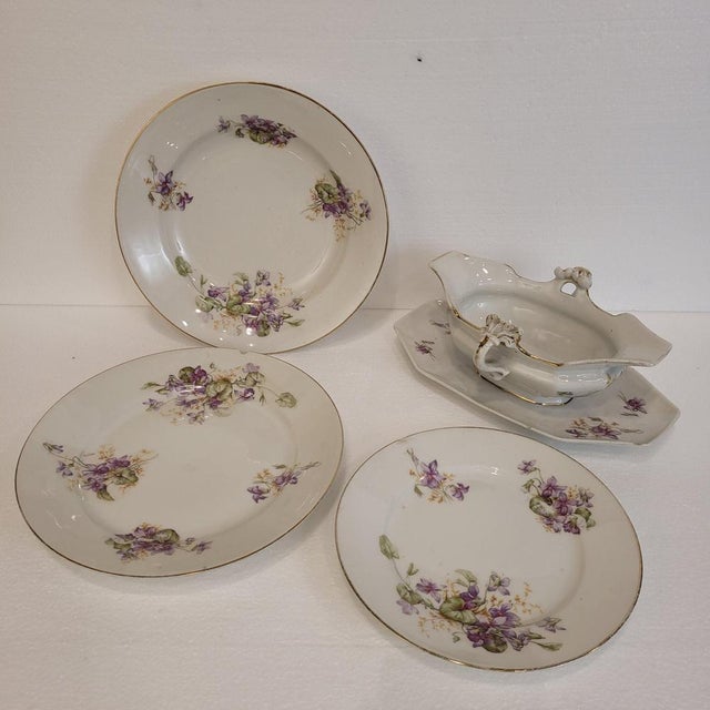 Art Nouveau Violets Dinner Service by Albert Pillivuyt for Foëcy Limoges, 1920s, Set of 82 For Sale - Image 15 of 18