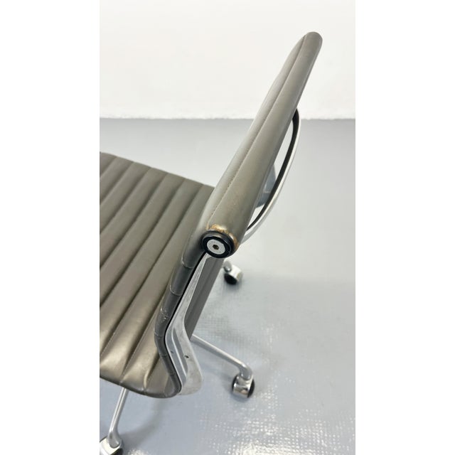 EA117 Office Chair by Charles & Ray Eames for Herman Miller, 1980s For Sale - Image 4 of 12