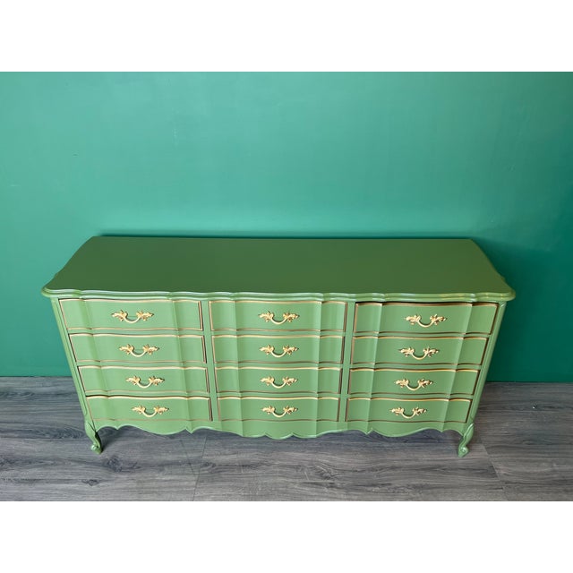 1970s French Provincial Green Lacquered Dresser of Twelve Drawers For Sale - Image 14 of 18