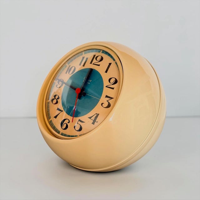 Space Age Italian Table Clock in Cream Plastic, 1970s For Sale - Image 13 of 13