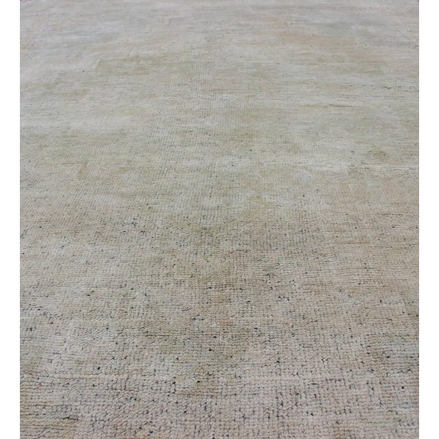 Mid 20th Century Mid 20th Century Vintage Turkish Oushak Rug With Understated Design and Muted Tones For Sale - Image 5 of 10