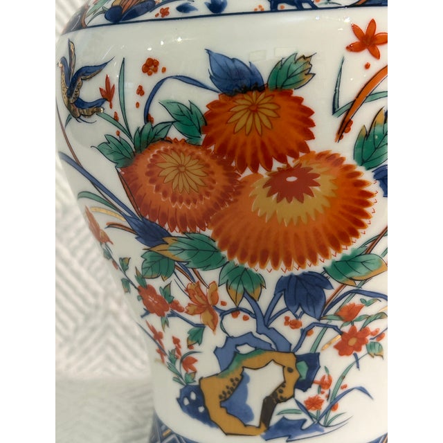 Late 20th Century Late 20th Century Chinoiserie Imari Style “Empress Garden” 11” Temple Jar For Sale - Image 5 of 11
