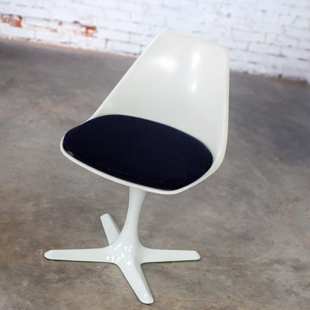 Wonderful Mid-20th Century Mid Century Modern Tulip side chair by Burke comprised of a white fiberglass armless shell or...