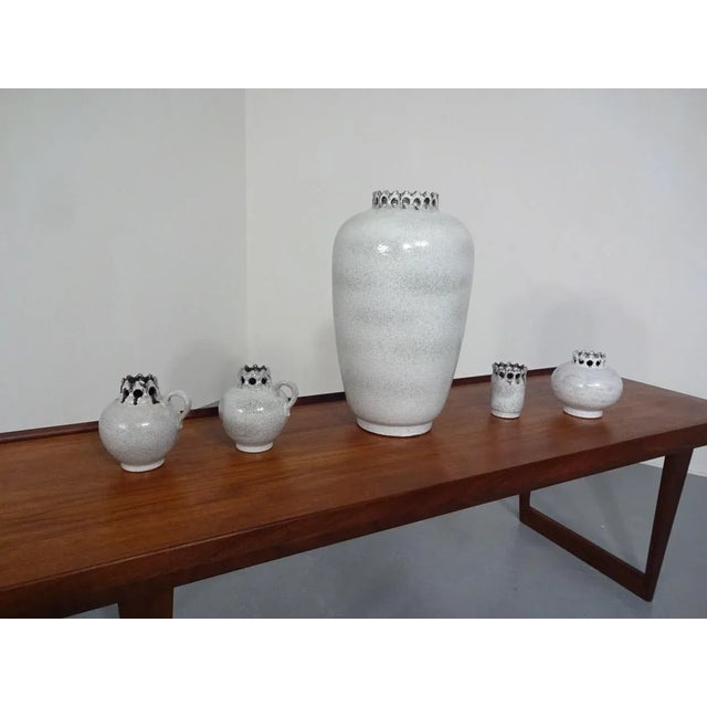 Vintage White Ceramic Vases by Hans Welling for Ceramano, 1960s, Set of 5 For Sale - Image 4 of 18