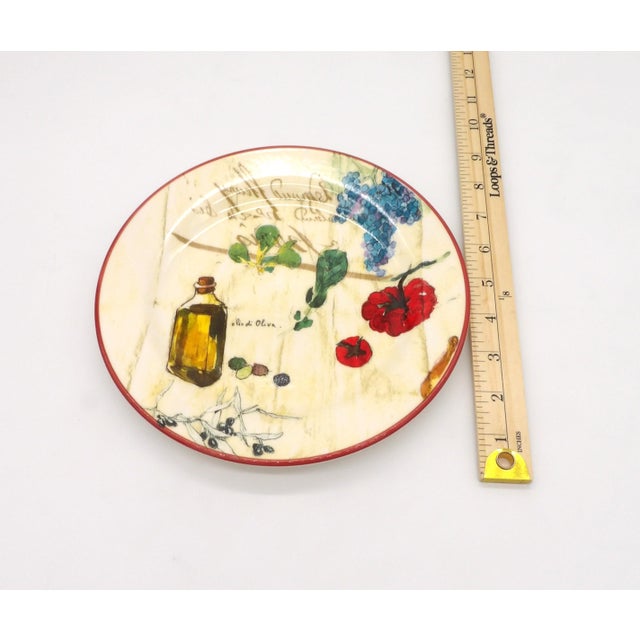 2010s Set of 8 Williams-Sonoma French Market 9" Salad Plates— Made in Portugal — Mediterranean Vegetable Motif For Sale - Image 5 of 5