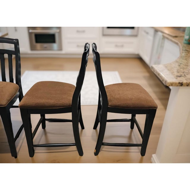 2010s Set of 4 Black Counter-Height Slat Back Chairs With Brown Upholstered Seats – Modern Farmhouse Bar Stools For Sale - Image 5 of 8