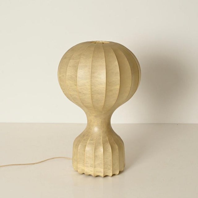 Marvelous first-edition large gatto cocoon table lamp in fabulous condition and with a spectacular and perfectly uniform...