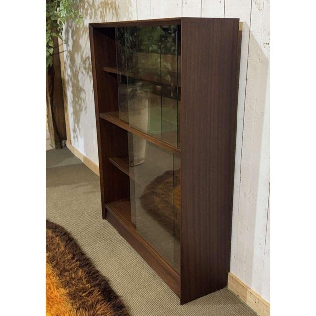 1970s English Mahogany Display Cabinet, 1970s For Sale - Image 5 of 16