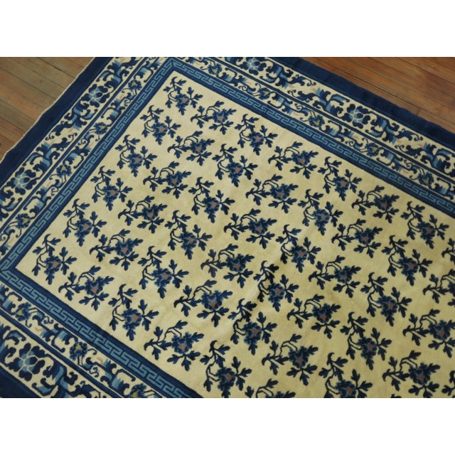 Floral vintage Chinese rug in shades of creamy white and blue. Measures: 5'1'' x 8'1''.